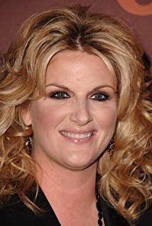 How tall is Trisha Yearwood?